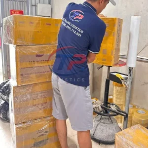 Hàng hóa được quán màng co chống nước đảm bảo an toàn trong quá trình vận chuyển