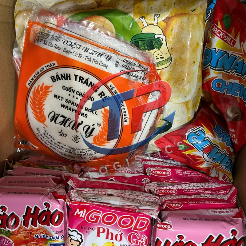 Bánh tráng, đồ khô và bánh kẹo Việt Nam được tập kết tại kho trước khi gửi sang Ansan Hàn Quốc