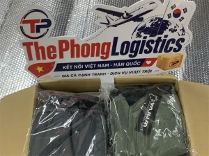 Hàng cồng kềnh như quần áo, áo khoác đóng thùng tại kho Thế Phong Logistics để gửi sang Hàn Quốc